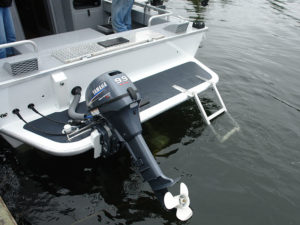 Transom-platform-(full-width)-with-integrated-auxiliary-mount